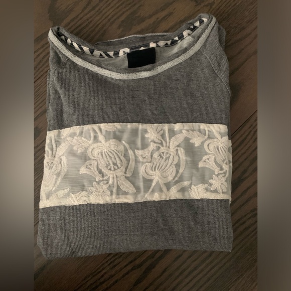 NWOT T-Shirt sweatshirt with lace detail. - Picture 5 of 5